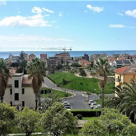 Very Cosy House With Fabulous Sea View! דירה